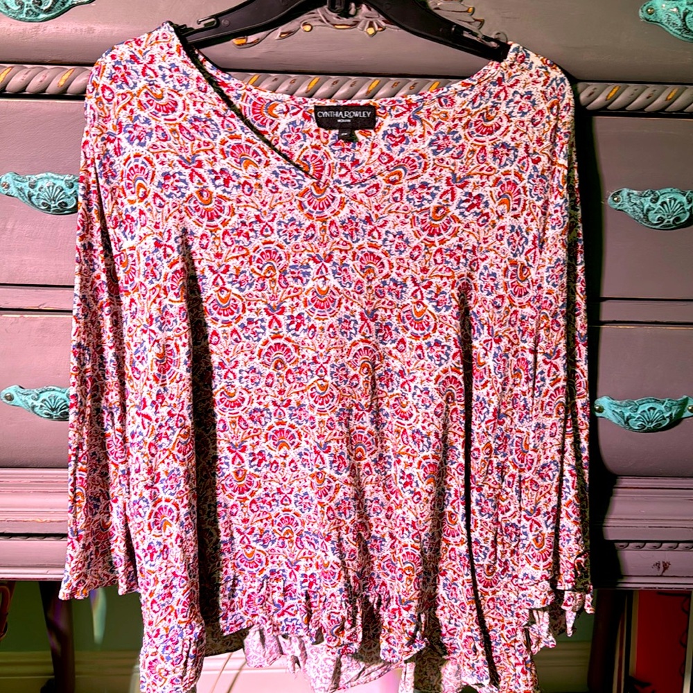 Beautiful trendy top! Like new!